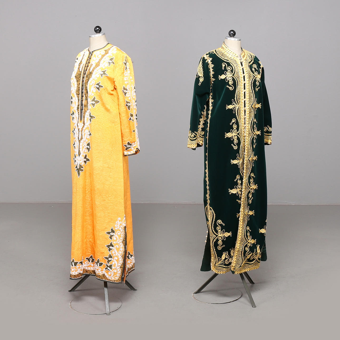 DRÄKTER, 2 st, Egypten.