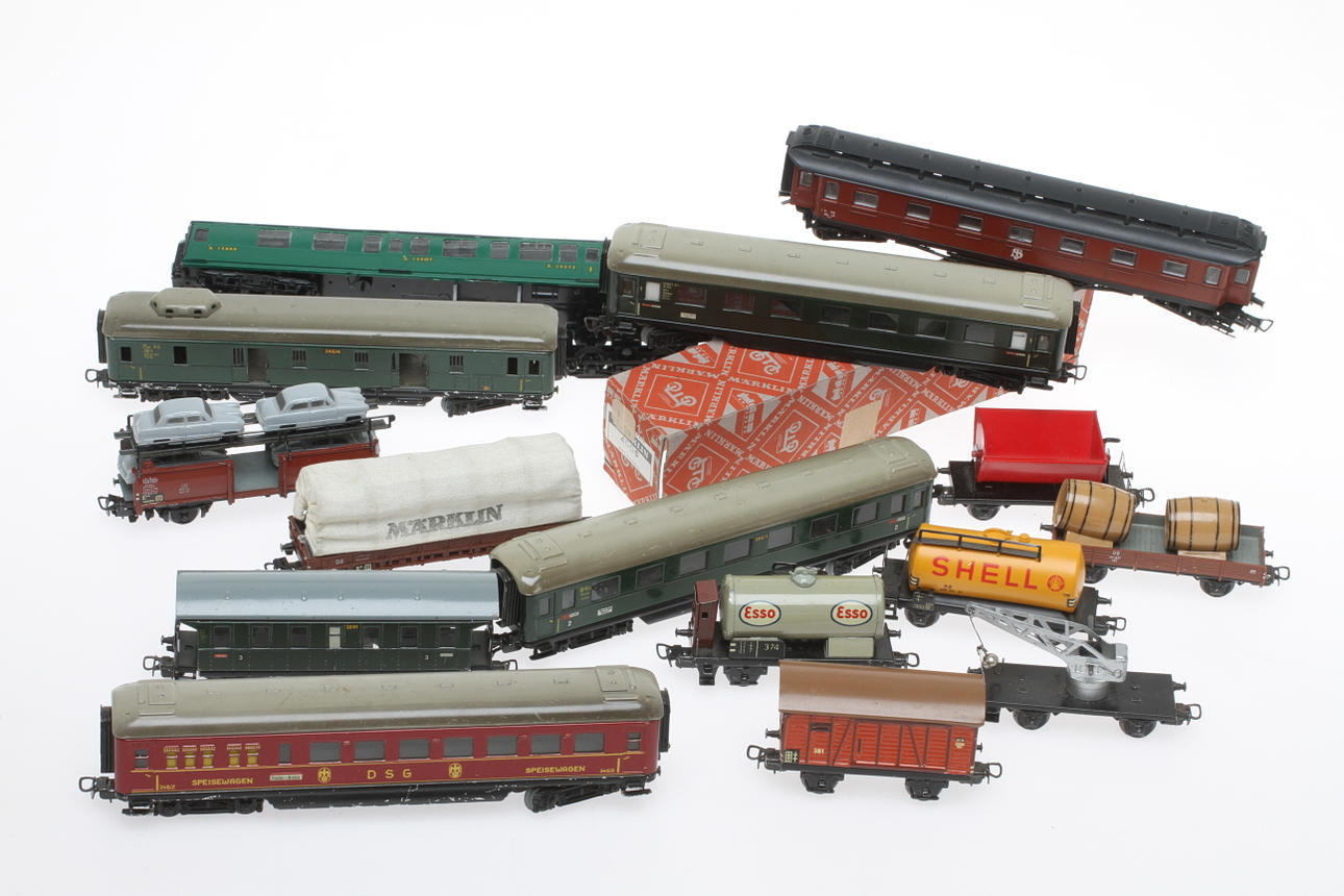 MODELLTÅG MÄRKLIN 13 äldre vagnar, bland andra 4006 i originalkartong .