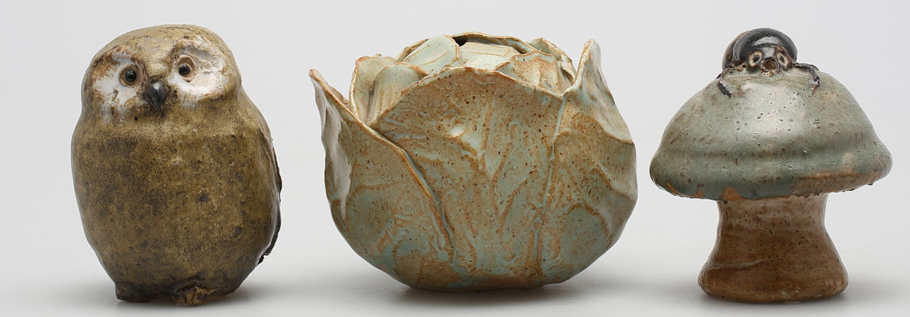 GUNNAR HANSSON. Parti glaserat stengods (3). Uggla, Skallbagge, på svamp Masker i kålhuvud. Signerade G Hansson.