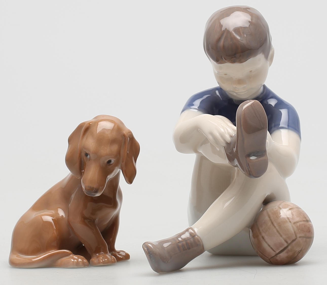 PARTI FIGURINER (2). Sittande pojke med fotboll och tax. Bing&Gröndahl, Kjöbenhavn, Denmark.