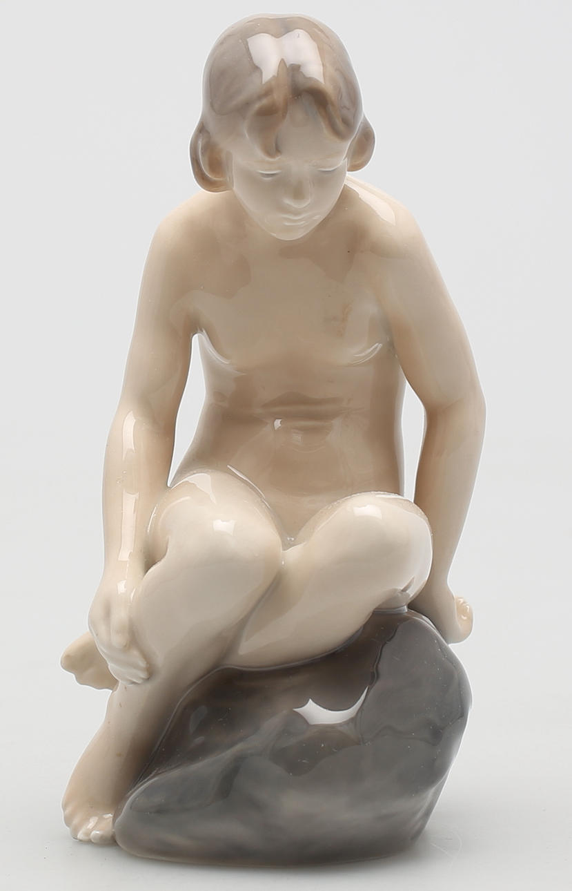 PARTI FIGURINER (2). Sittande flicka och fågelpar. Royal Copenhagen, Denmark.