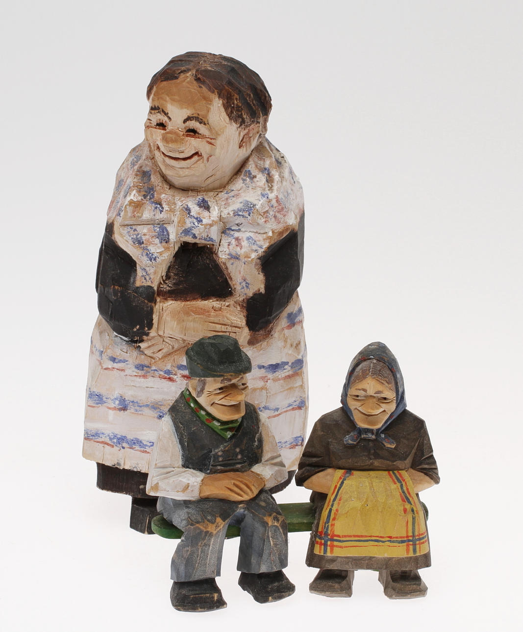 FIGURER, 2 st, Par på bänk och Gumma med sjal, en signerad Nils Wide.