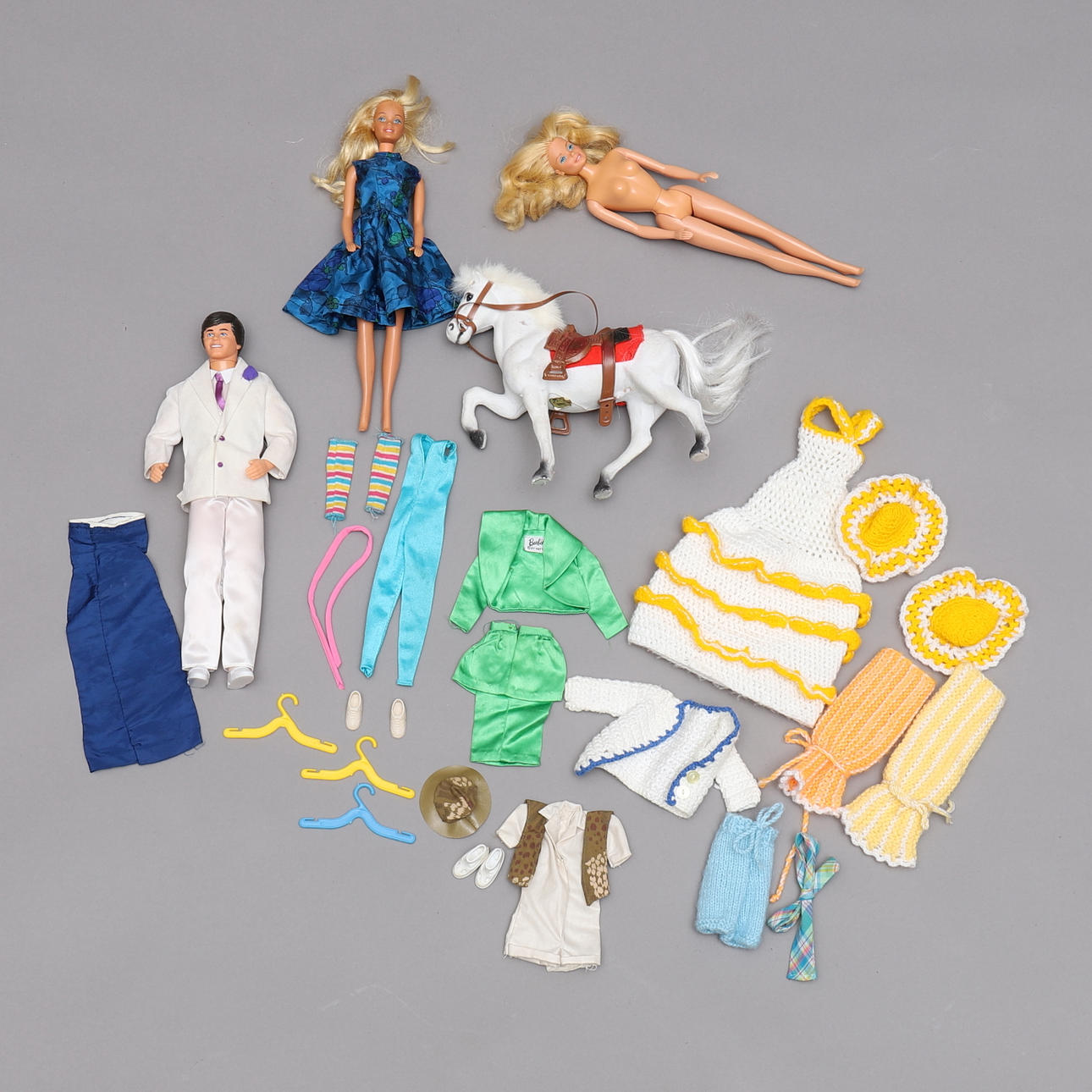 Sæt BARBIE, KEN & TØJ med TILBEHØR.