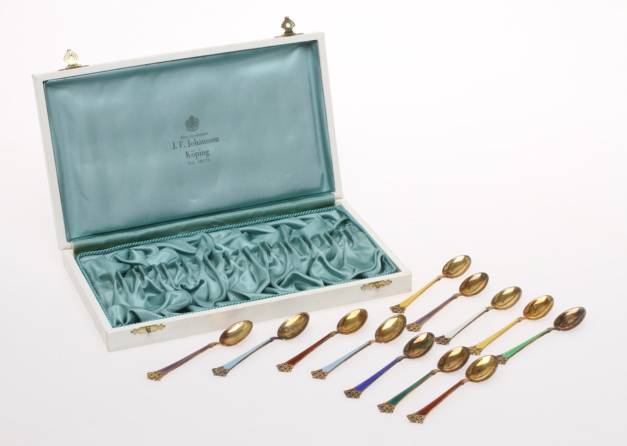 KAFFESKEDAR, 12 st, silver med emalj, Theodor Olsen Eftf, Bergen, Norge. Vikt 108 gra.