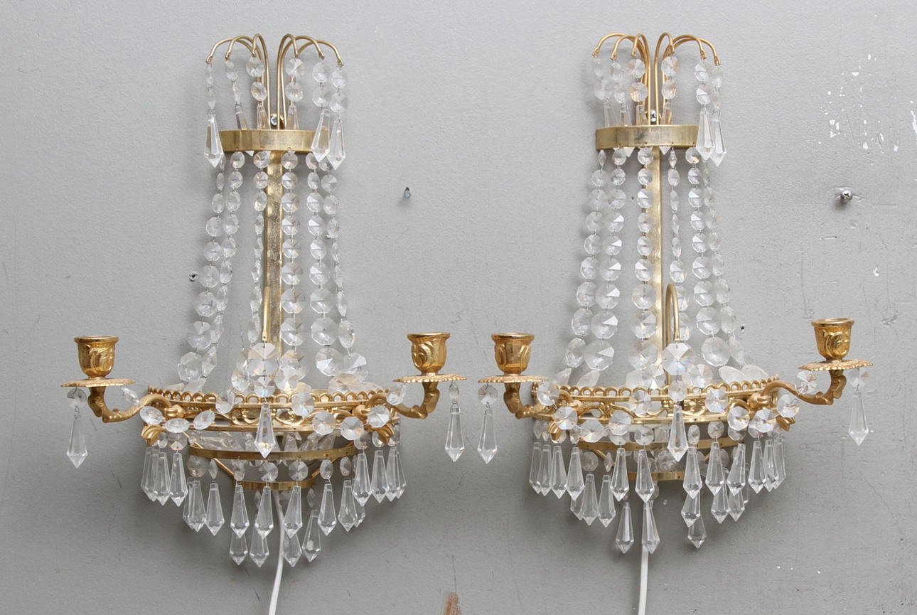 VÄGGLYSTER med prismor, ett par, 1900-tal.