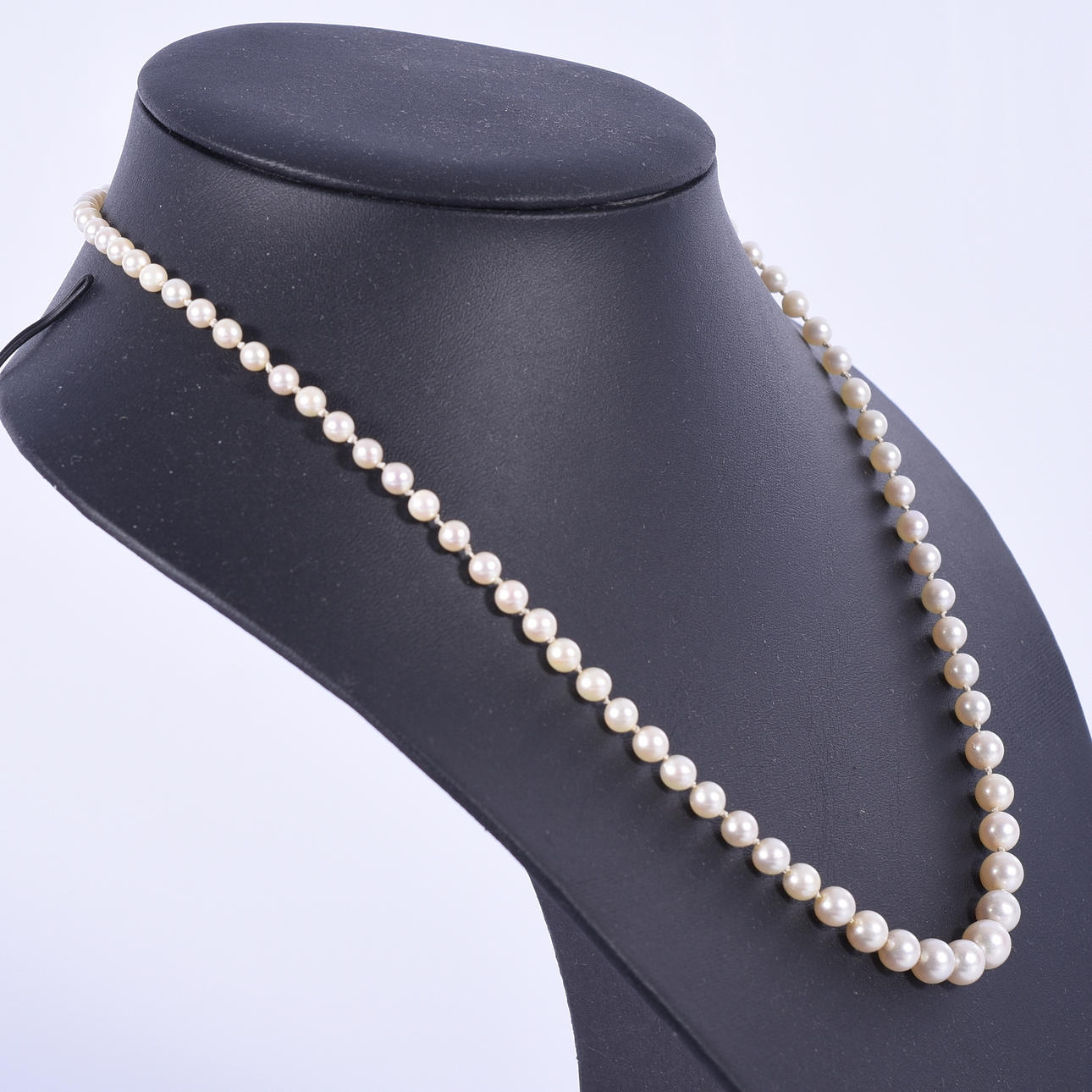 PÄRLCOLLIER MED GULDSPÄNNE, 18K.