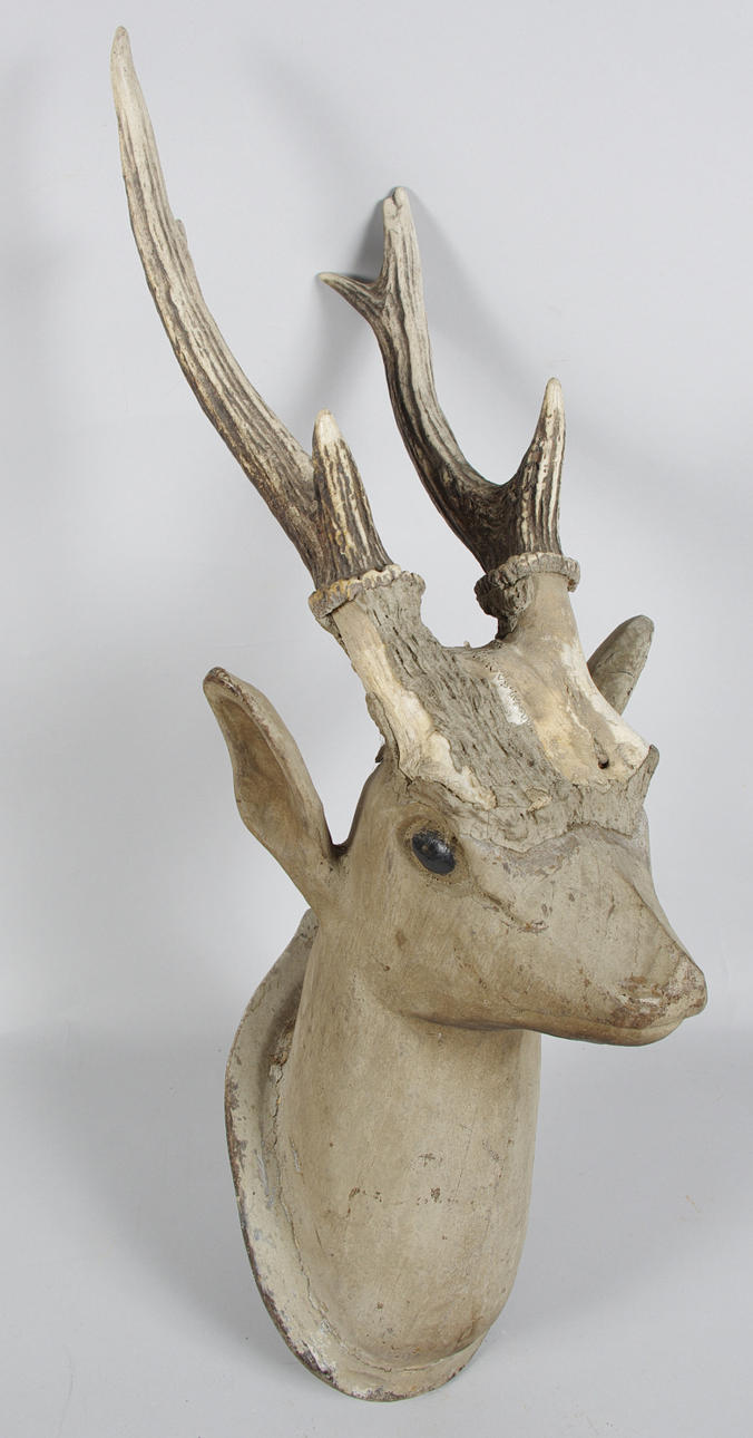 JAKTTROFÉ, skuret trä, troligen Norge 1800-tal.