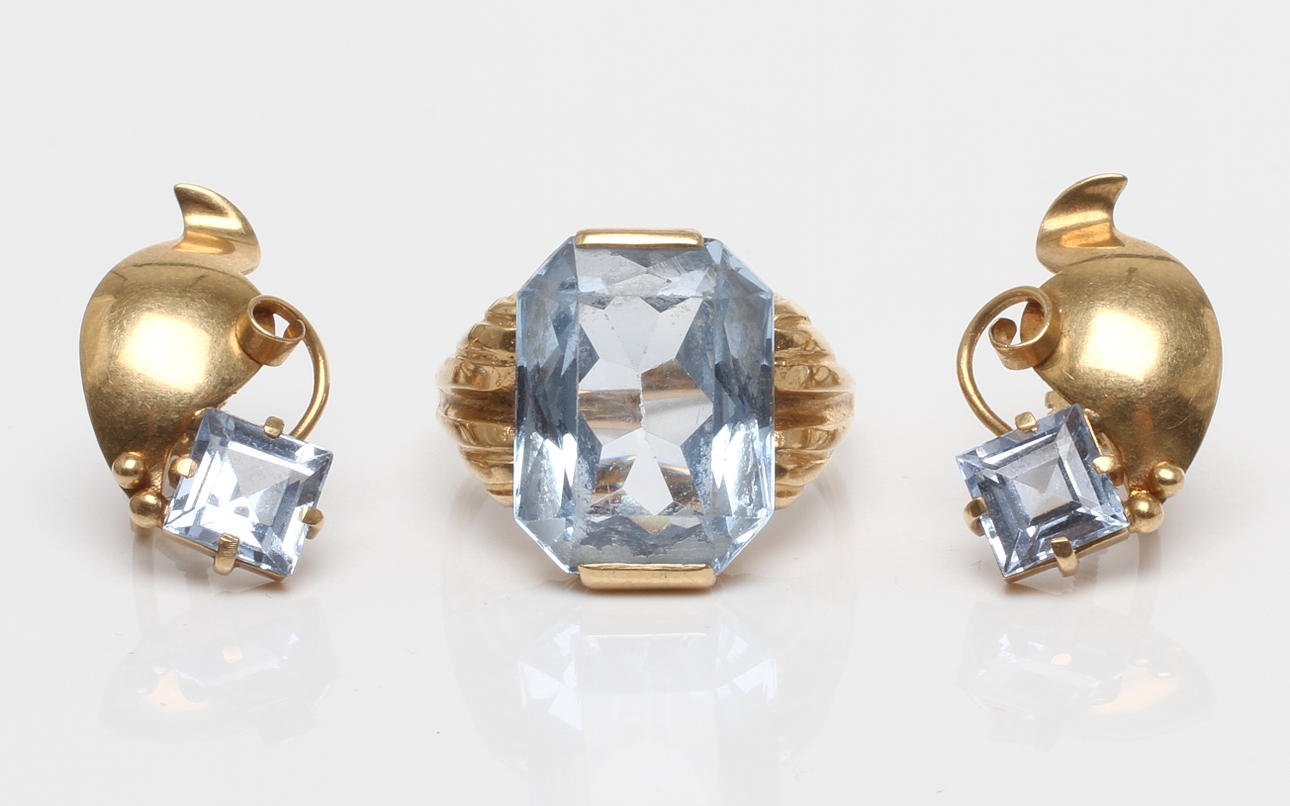 ÖRHÄNGEN, 1 par med skruv samt RING, 18k guld med blå stenar. Tot vikt 9,7 gram.