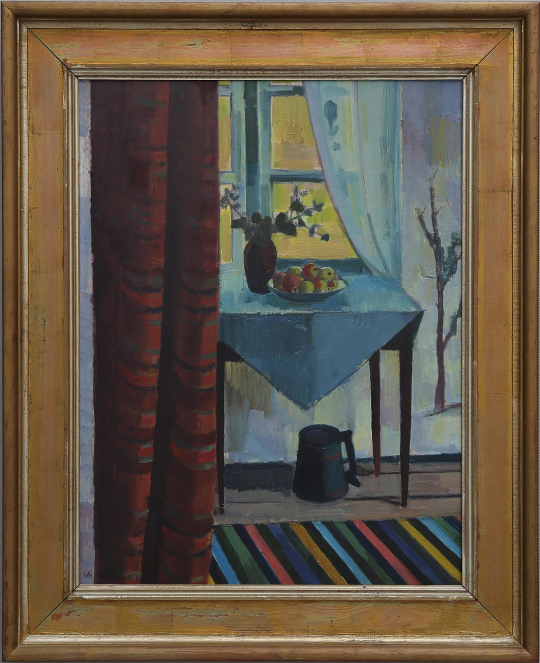 JOHAN JOHANSSON. INNENBILD MIT TISCH AM FENSTER.