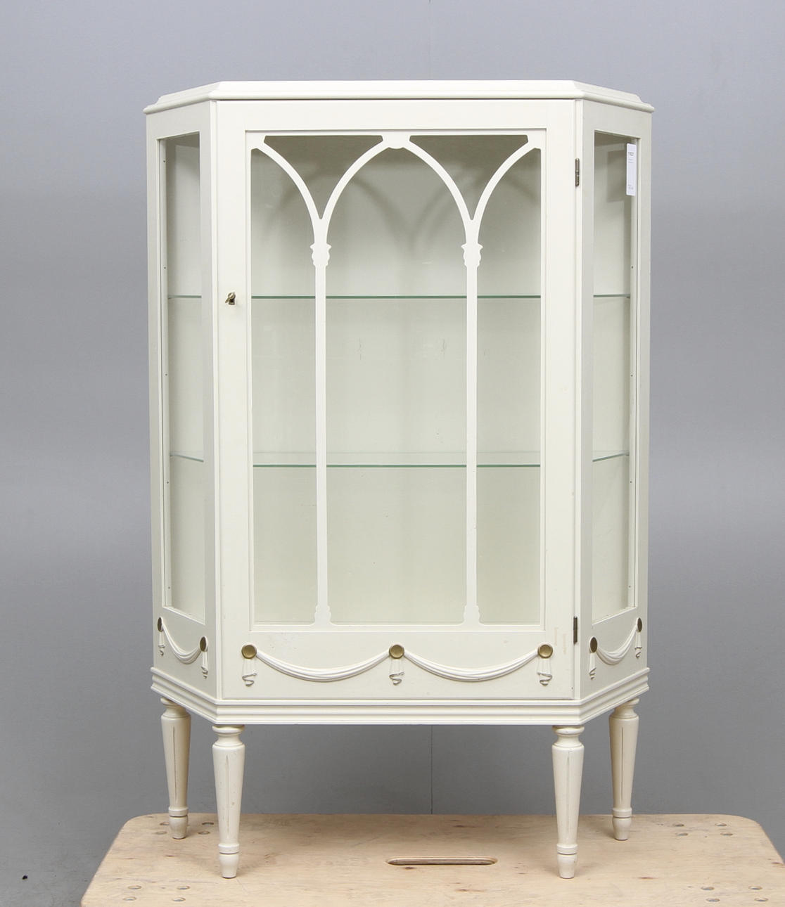 VITRINSKÅP, 1900-talets mitt.