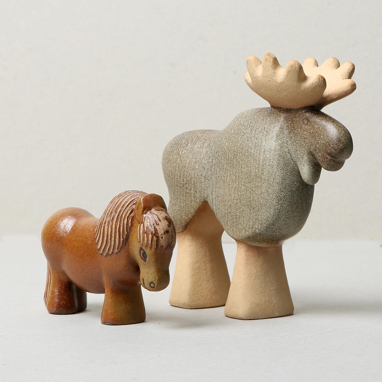 LISA LARSON. Figuurit, 2 kpl, kivitavara, Hirvi ja hevonen, sarjasta Lillskansen ja Skansen, Gustavsberg.