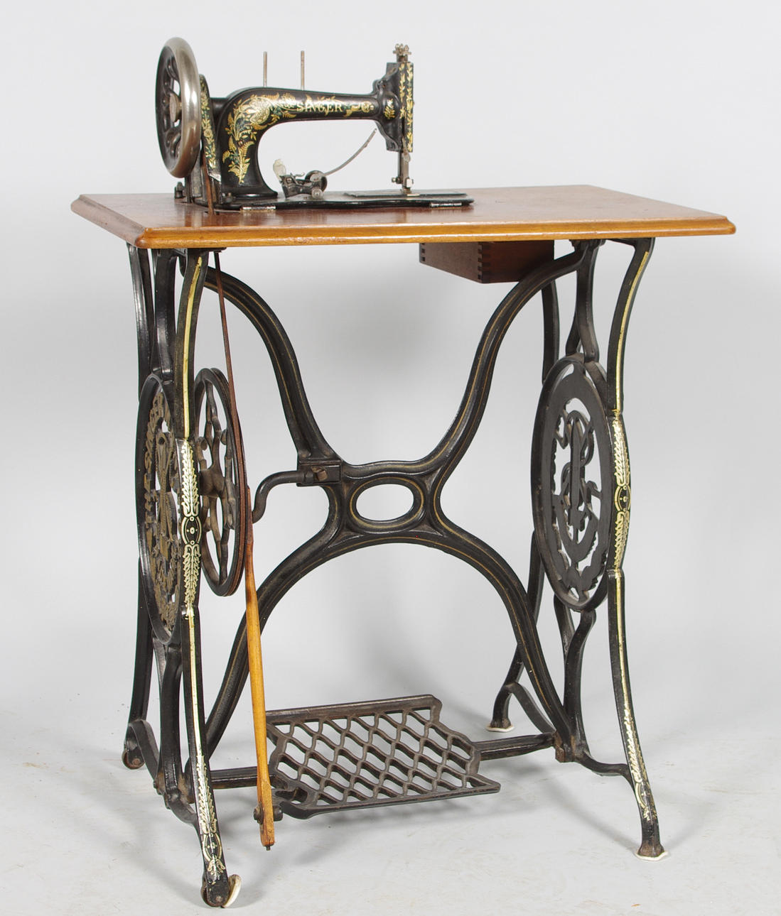 SYMASKIN med gjutjärnsunderrede, Singer.