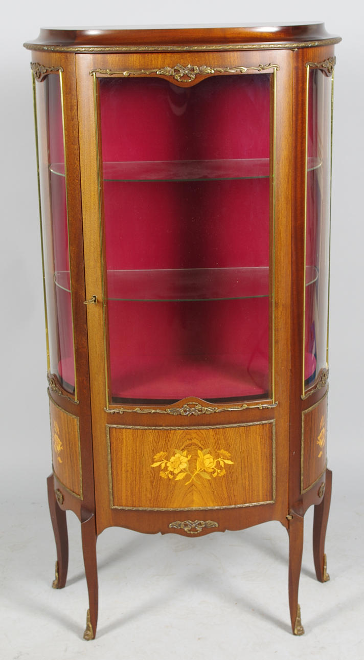 VITRINSKÅP, mahogny med intarsia och bronser, rokokostil.