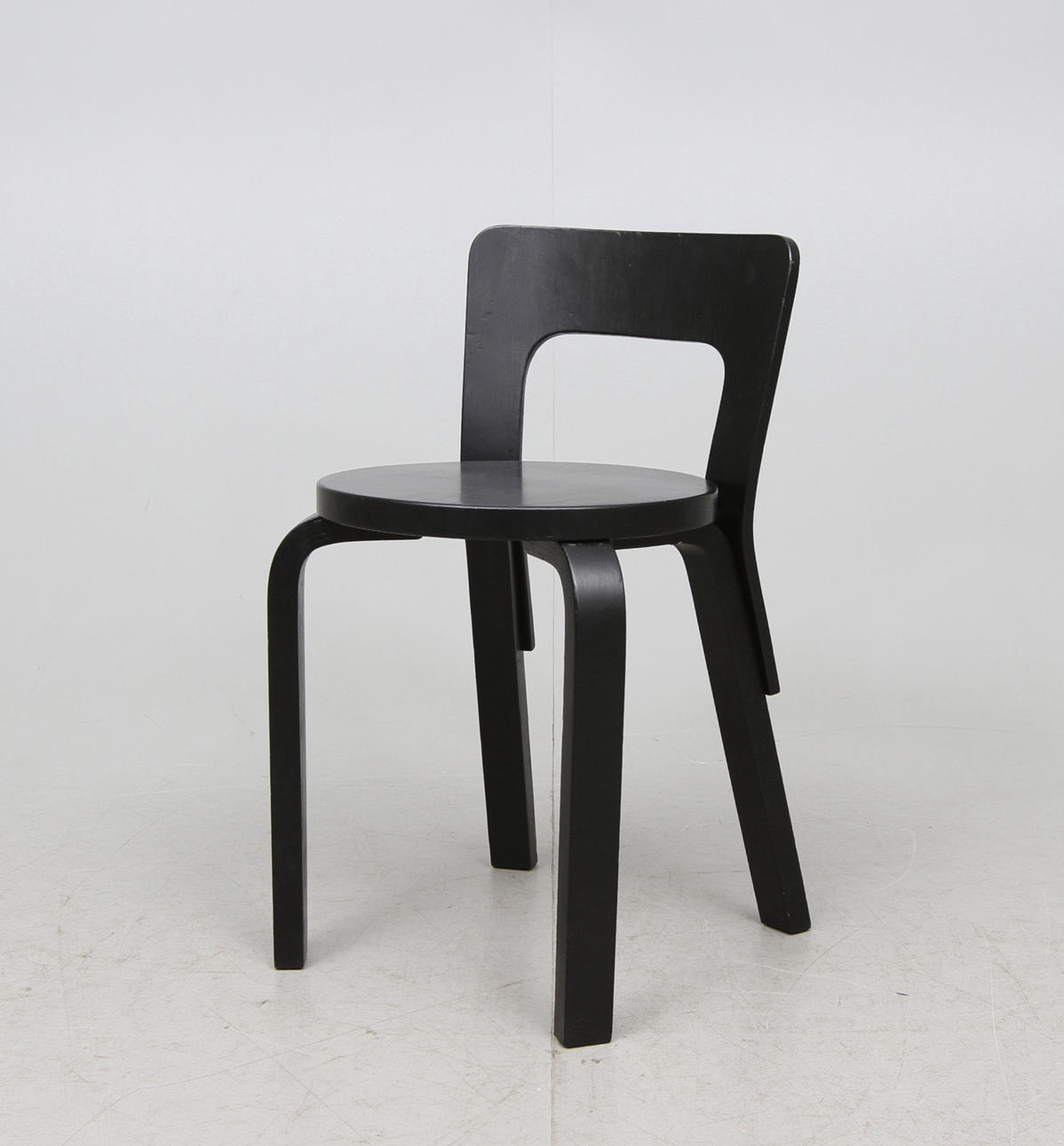 STOL, "Modell 65", Alvar Aalto, Artek, 1900-talets andra hälft.