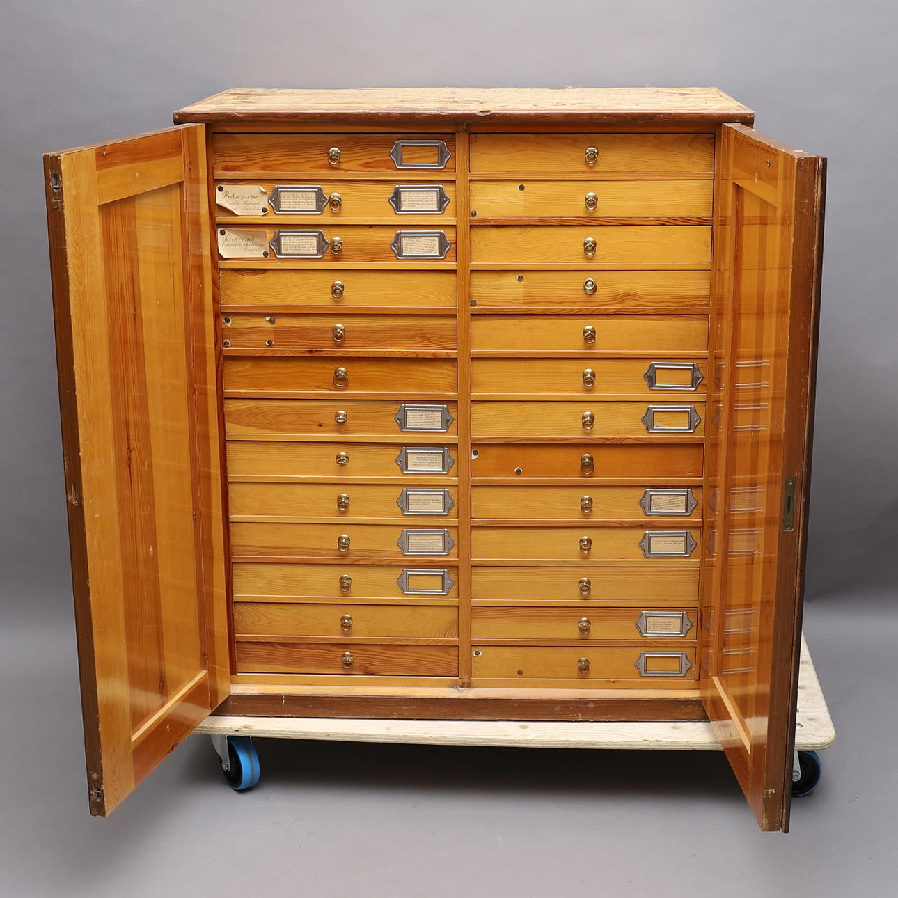 APOTHEKENSCHRANK/SCHUBLADENSCHRANK, Holz, Anfang 20. Jahrhundert. Möbel - Schränke & Regale