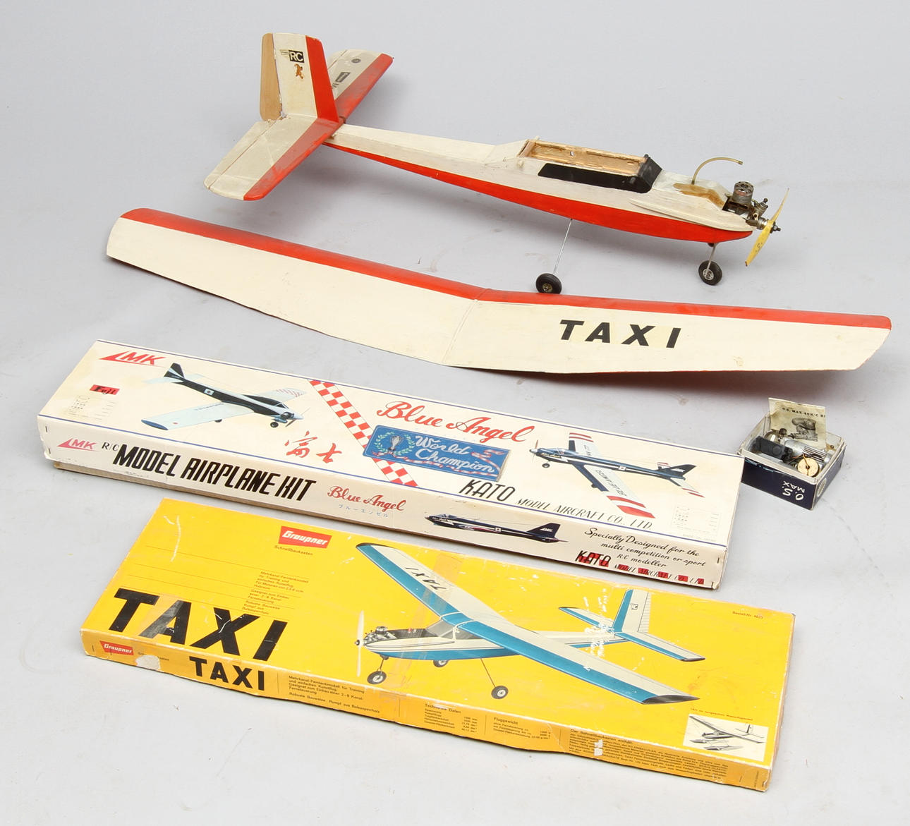 MODELLPLAN, 2 st, "Taxi" 6 ccm samt "Blue Angle" i låda.