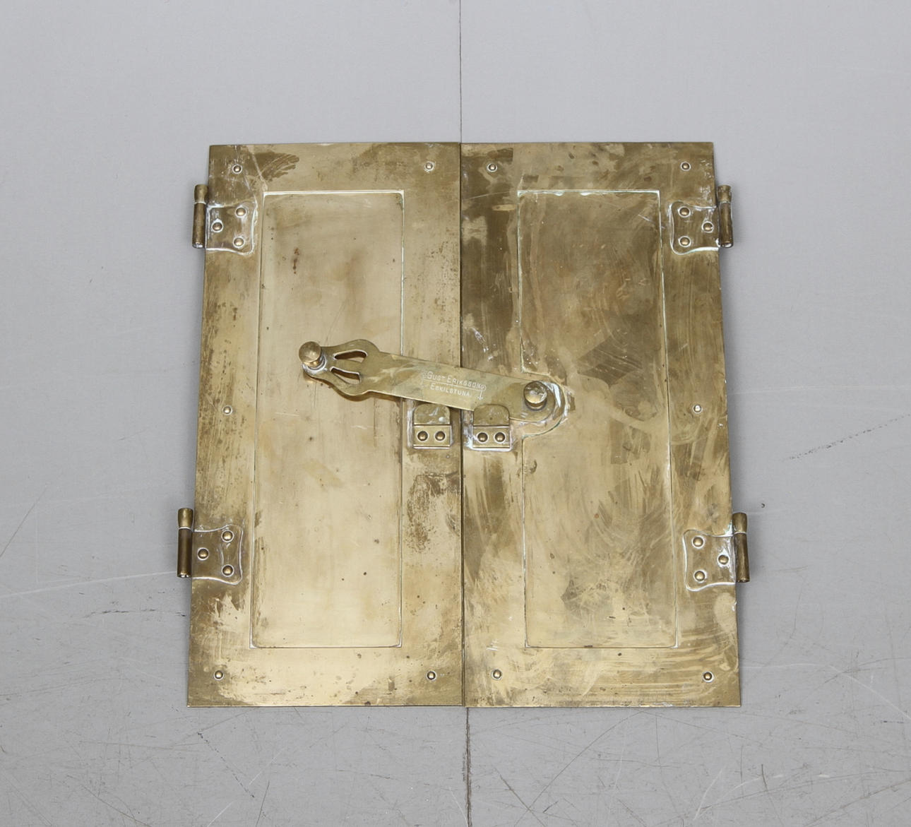 KAKELUGNSLUCKOR, ett par, mässing, Gust. Eriksson, Eskilstuna.