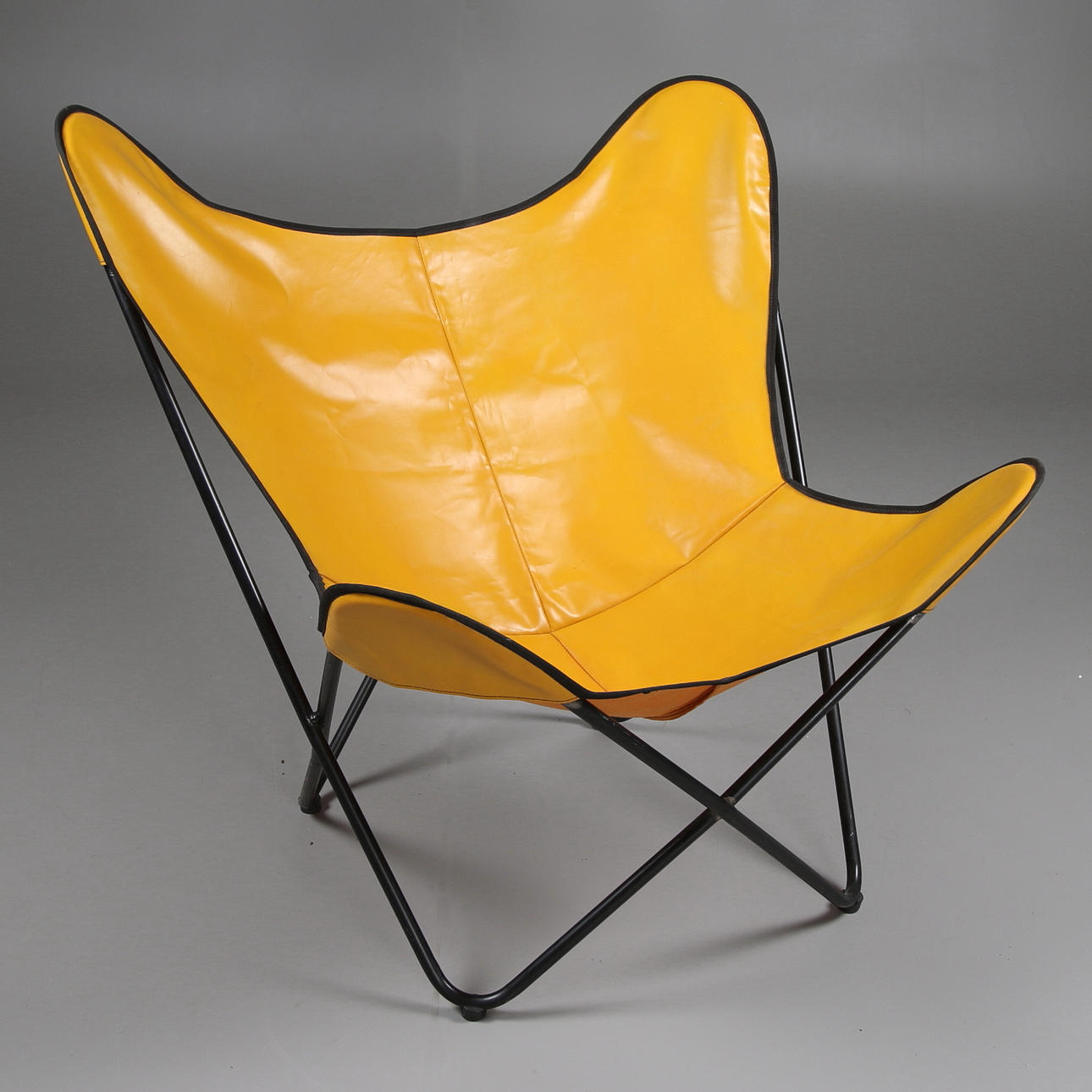 FLADDERMUSFÅTÖLJ, gul vinylklädsel, 1950/60-tal.