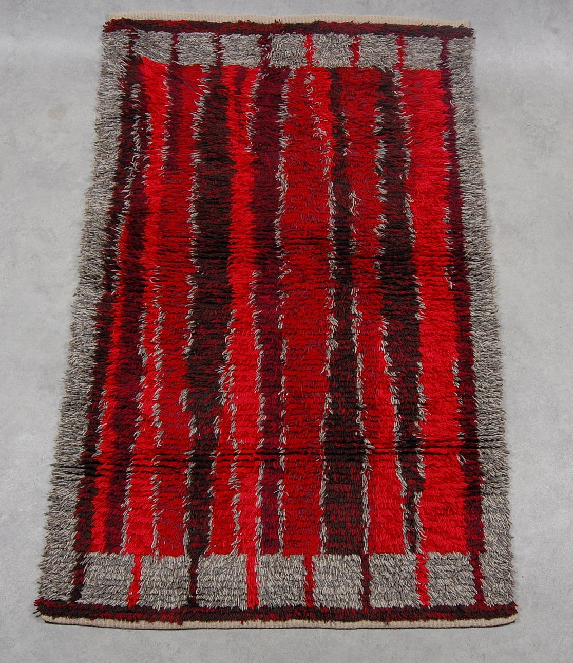 MATTA, rya, " Rött Norrsken " 1960-tal, 176 x 109 cm.