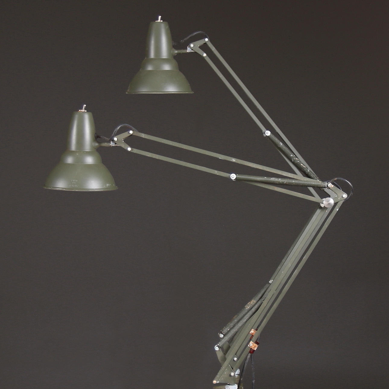 SKRIVBORDSLAMPOR, 2 st, Luxo, Industri / militär, märkta 3 kronor.