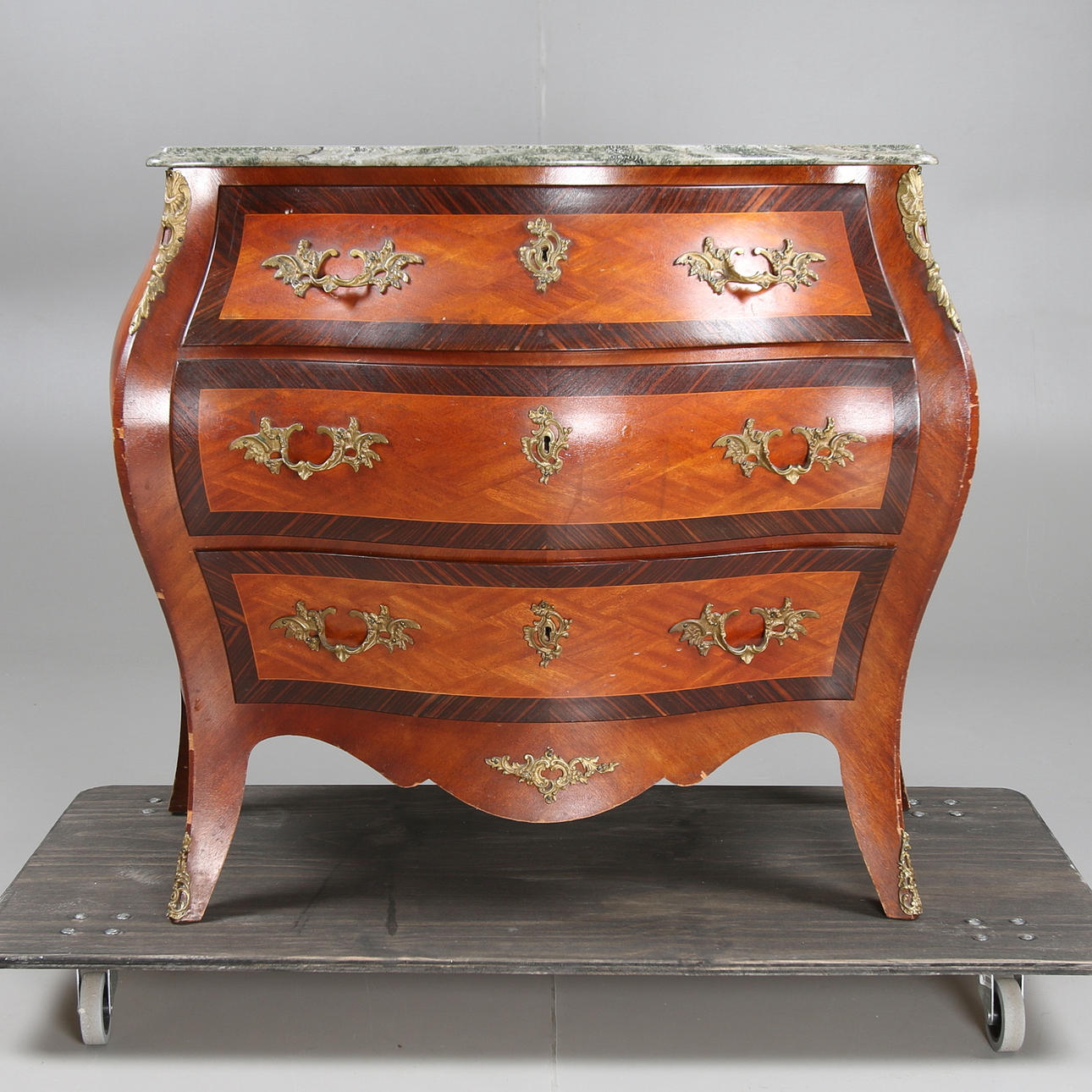 BYRÅ, med stenskiva, rokokostil, 1900-tal.