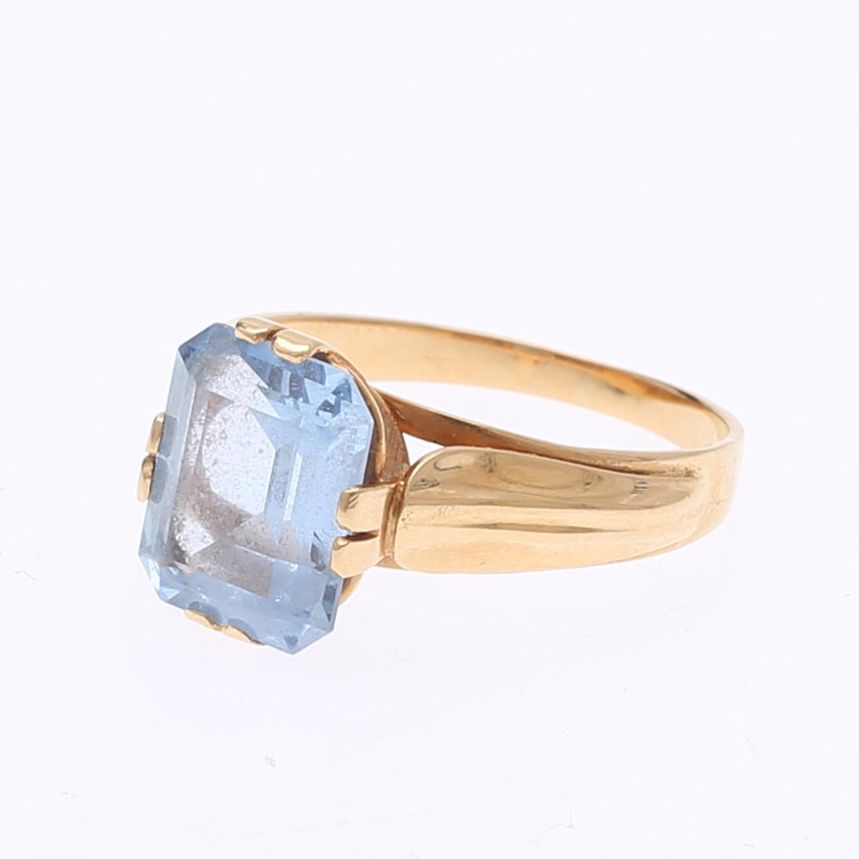 RING med ljusblå sten, guld 18K, totalvikt 3,29 gram.