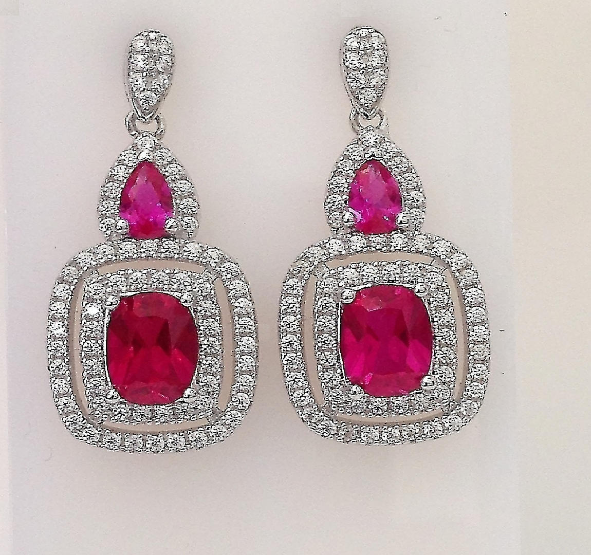 RÖD STEN KLÄNNING ÖRHÄNGEN.