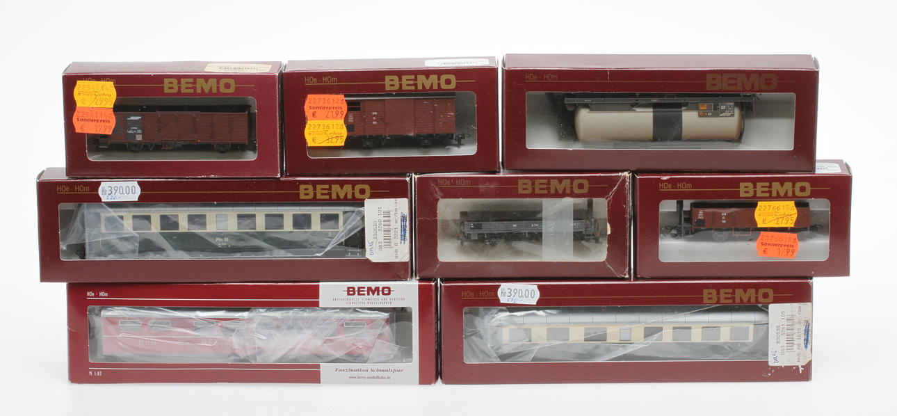MODELLTÅG BEMO 3 passagerarvagnar och 5 godsvagnar i originalkartong.