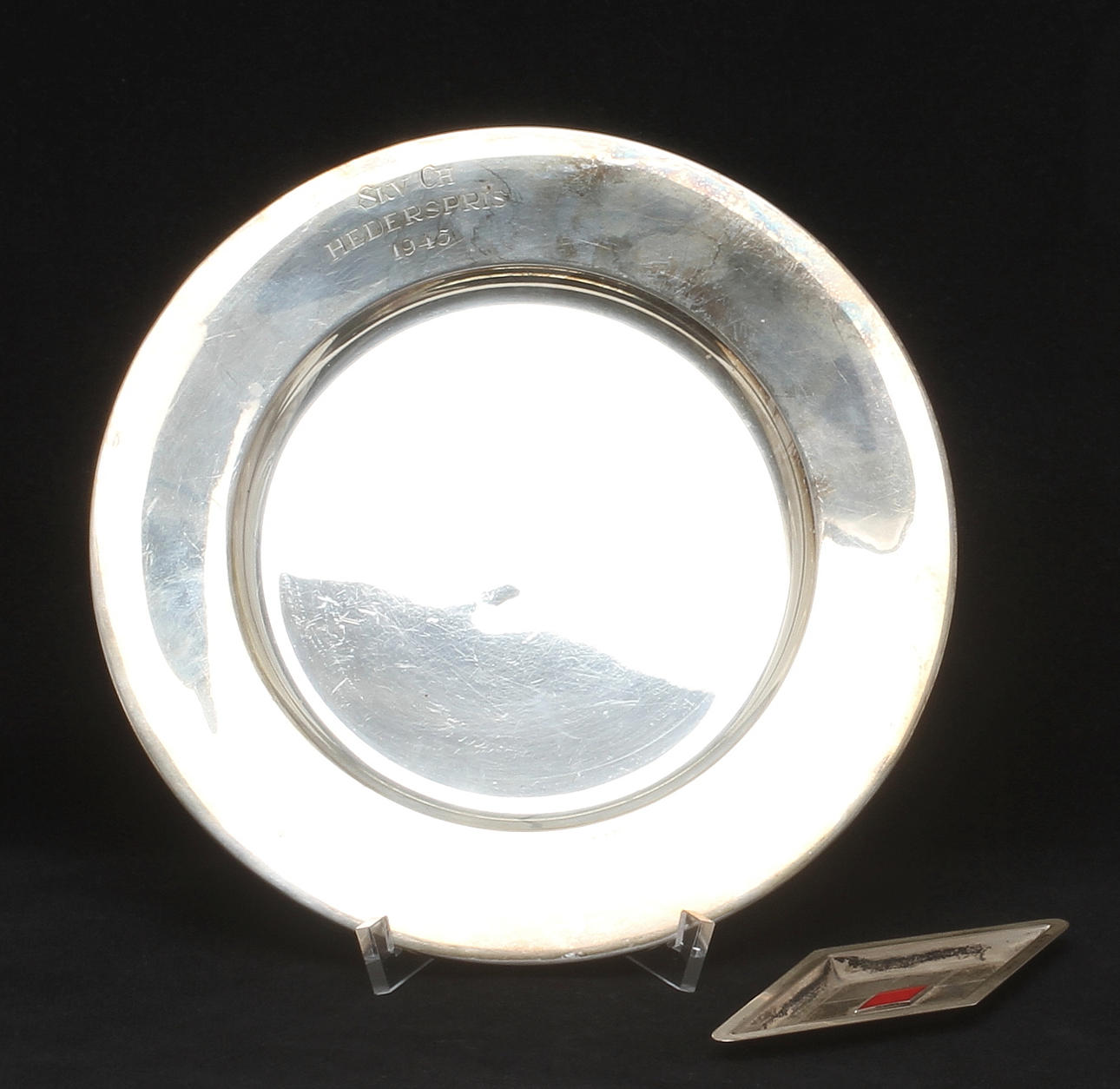 FAT, silver, GAB, hederspris 1945. Vikt 156 gram. + SPELMARKSBRICKA, silver, Vikt 23 gram. Ny totalvikt 179 gram.