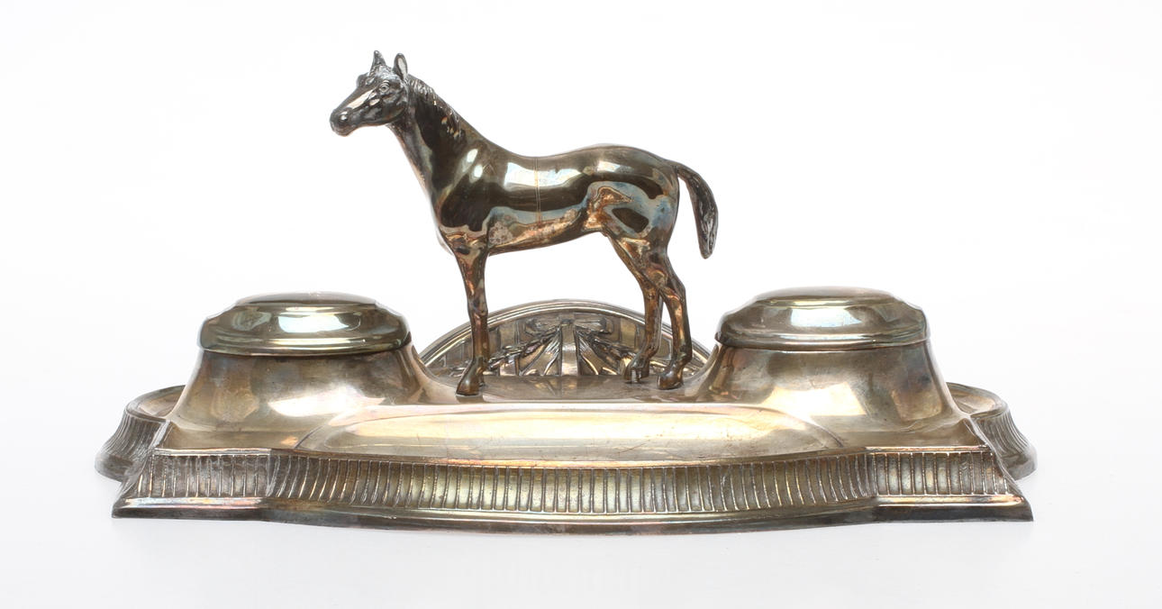 SKRIVBORDSSTÄLL, nysilver, med dekor av häst, 1900-talets första hälft.