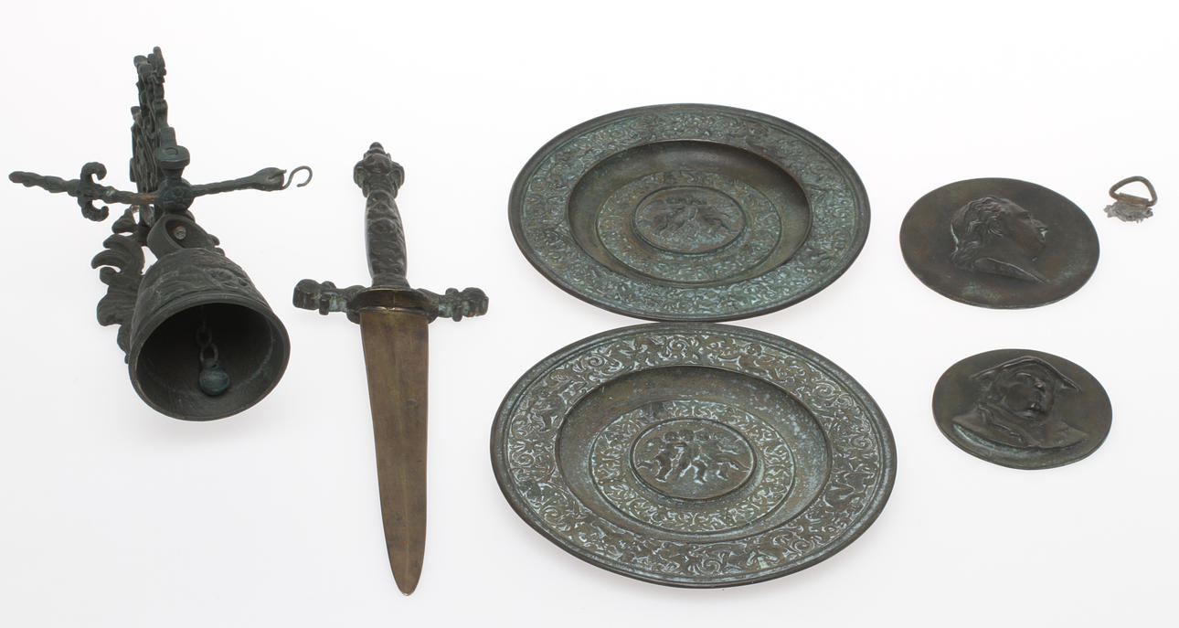 PARTI DIVERSE BRONS, 7 delar, bland annat väggplaketter, klocka, 1800/1900-tal.
