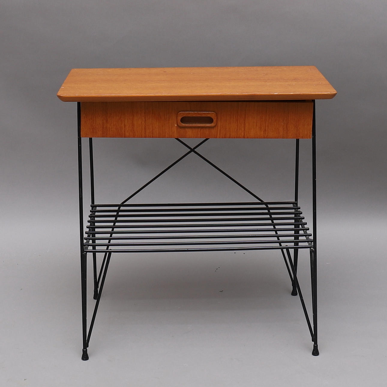 TELEFONTISCH, Saitenmodell, Teak & lackiertes Metall, Mitte des 20. Jahrhunderts.