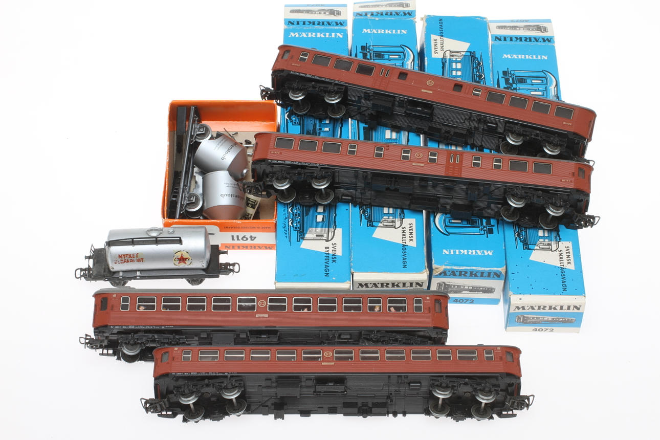 MODELLTÅG MÄRKLIN 4 svenska vagnar och byggsats 4911 i originalkartong.