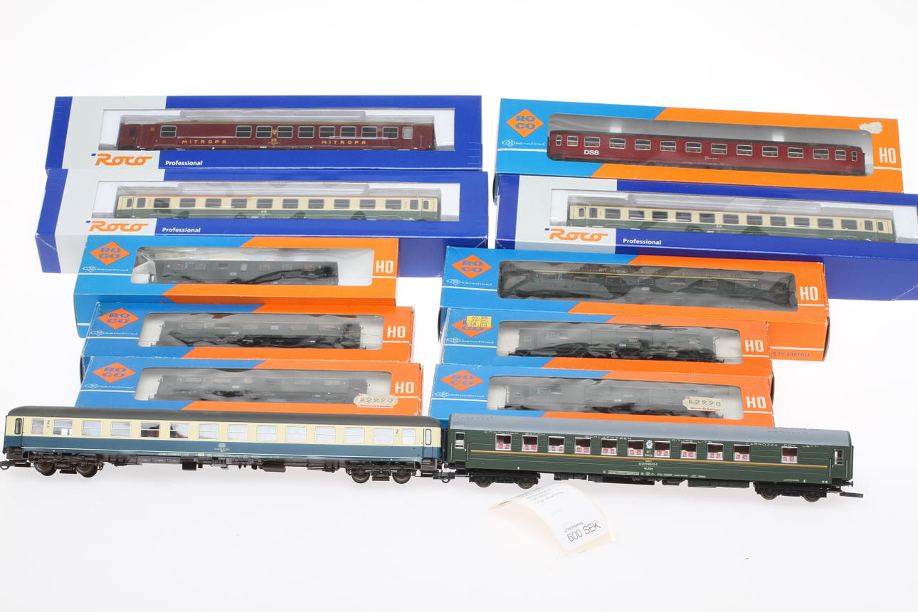 MODELLTÅG ROCO 12 personvagnar mestadels i originalkartong.