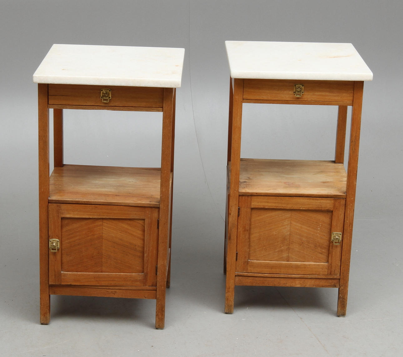 SÄNGBORD, 1 par, med stenskiva, 1900-tal.