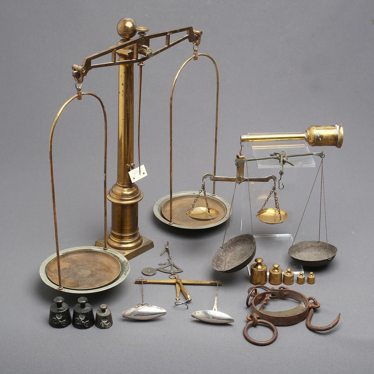 SAMLING HÄNGVÅGAR, mässing, delvis med vikter.