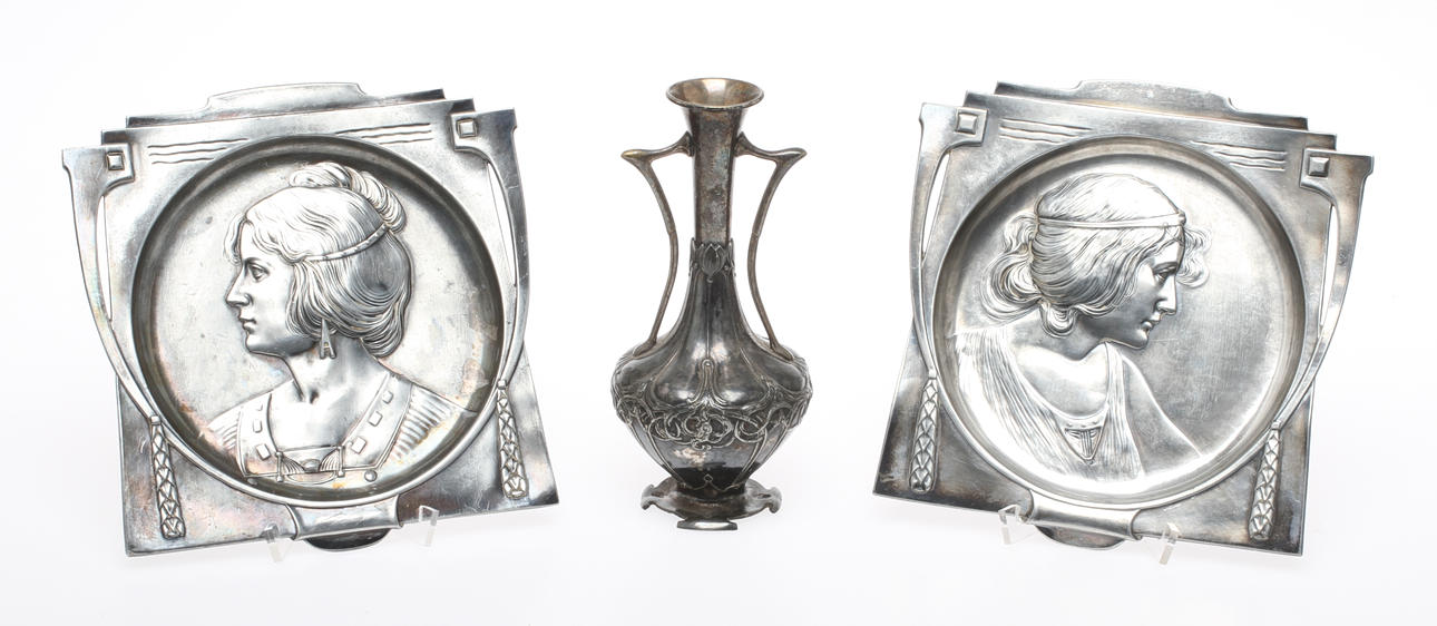 VÄGGPLAKETTER, 2 st, metall, jugend, samt VAS, märkt WMFB, 1900-talets början.