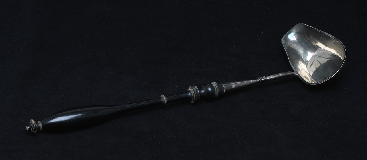 SOPPSLEV, silver med handtag i trä, stämplad S O Falk, möjligen 1911.