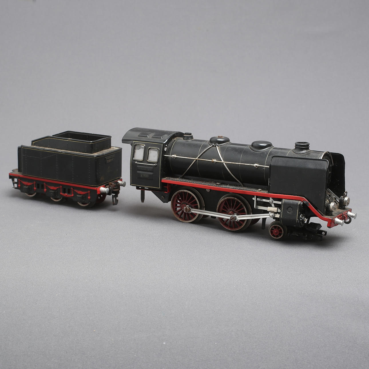 MÄRKLIN E 920 clockwork steam locomotive with tender, track 0.