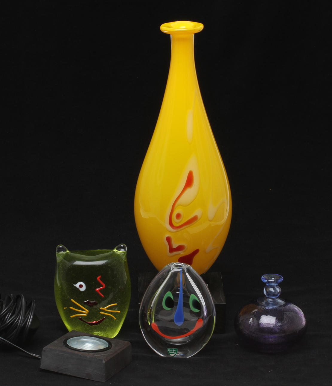 KONSTGLAS, 4 delar, Carlos R Pebaqué Gullaskruf, Anne Nilsson Orrefors samt B Vallien Boda.