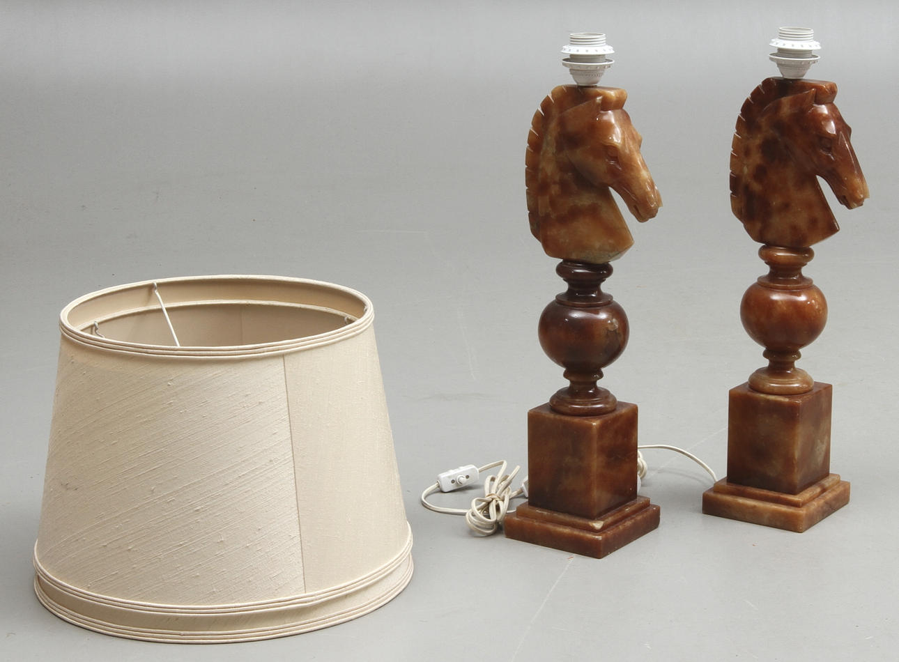 BORDLAMPOR, 1 par, alabaster, Italien, 1900-talets andra hälft.