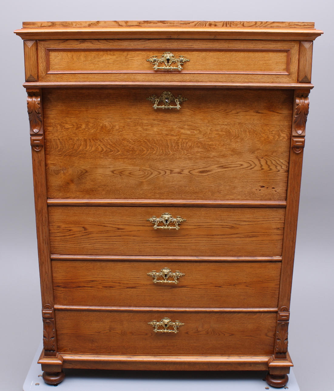 CHIFFONJÉ, ek, 4-lådig, lejongapsbeslag, sekelskifte 18/1900-tal.