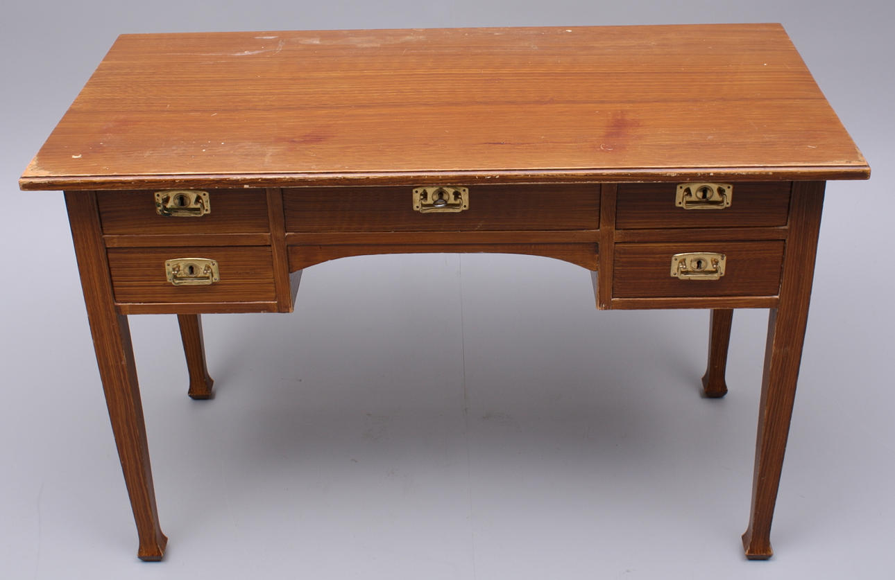 SKRIVBORD, furu, drickamålad, mässingsbeslag, 5-lådig.