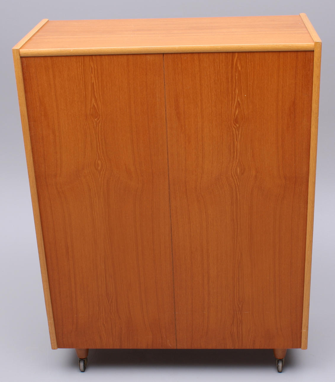 SÄNGSKÅP, teak, på hjul, 1960/70-tal, Håkansson&Söner - Skillingaryd.