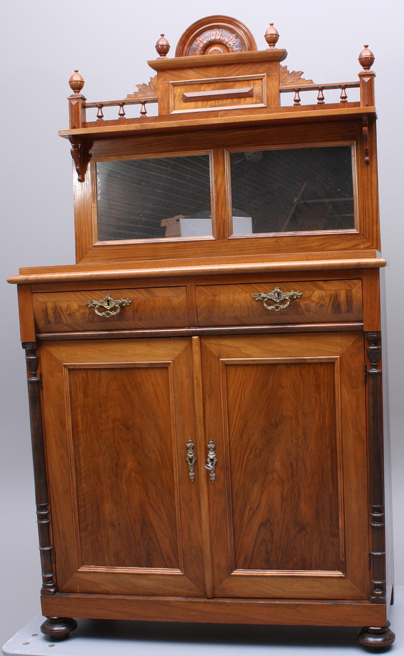 SPEGELBUFFÉSKÅP, trä, pardörrar + parlådor.