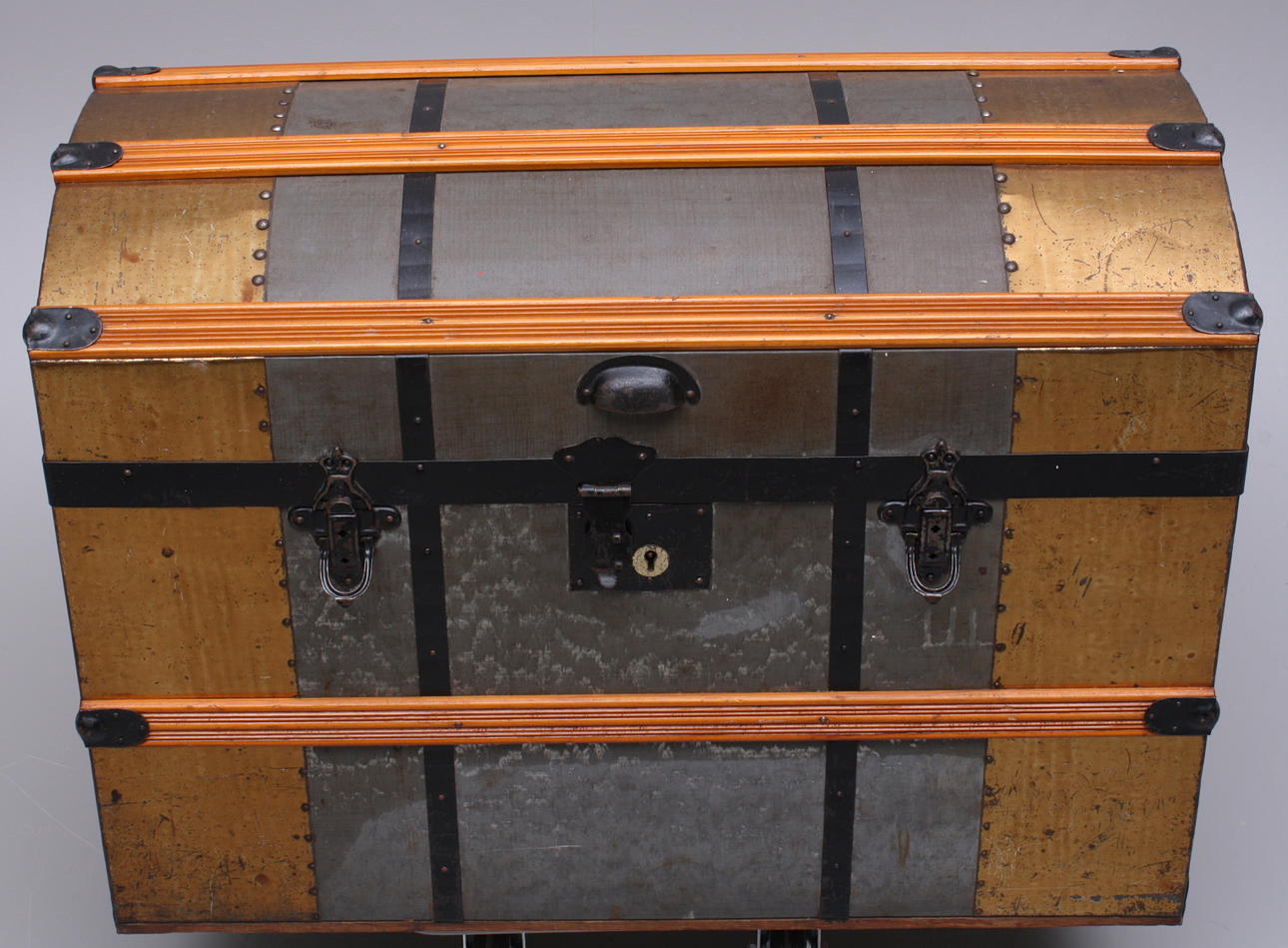 AMERIKAKOFFERT med handtag, plåt/trä, insatshylla.