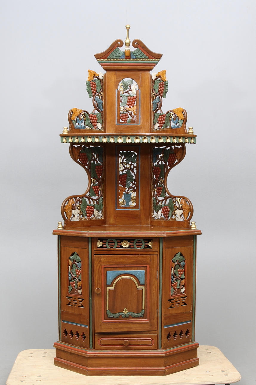 HÖRNSKÅP, Indonesien, 1900-talets fjärde kvartal.