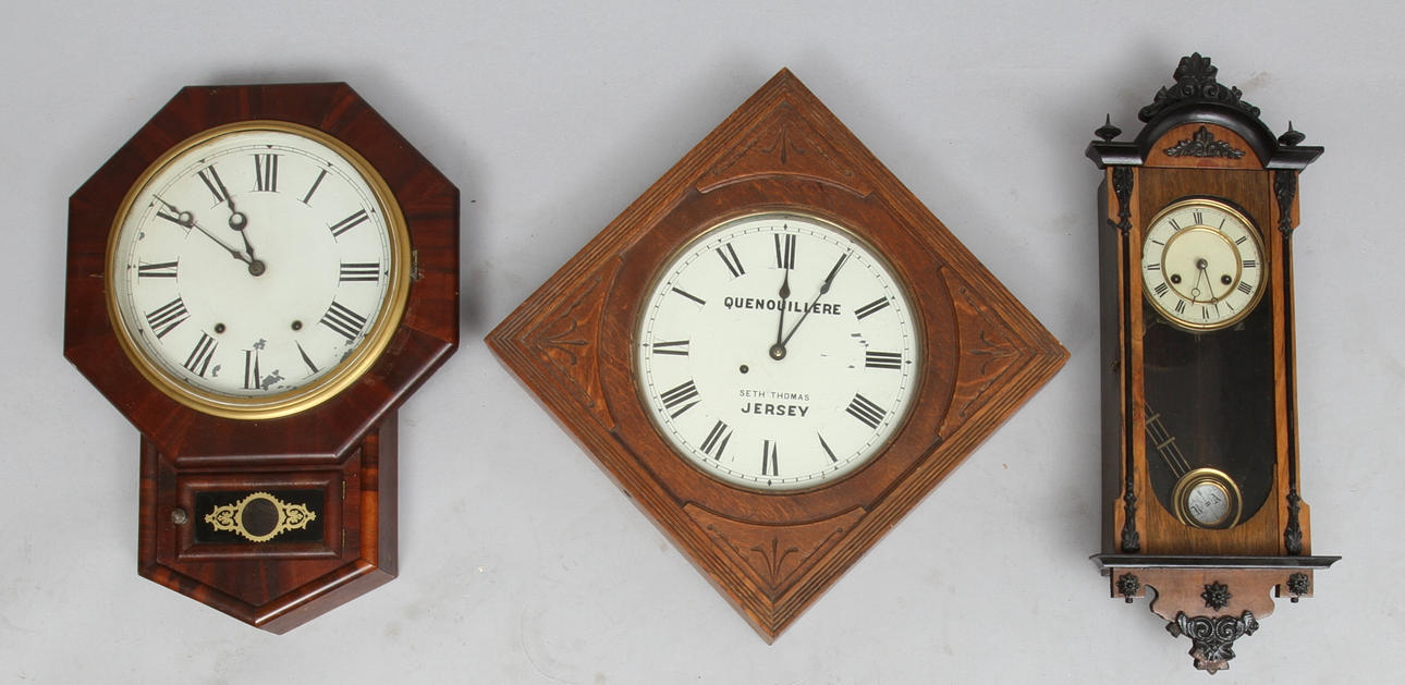 VÄGGUR, 3 st, varav en märkt Seth Thomas, Jersey, tidigt 1900-tal.
