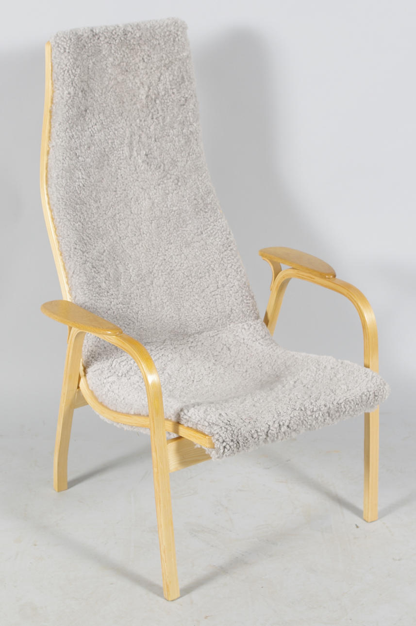 FÅTÖLJ, fårskinnsklädd.