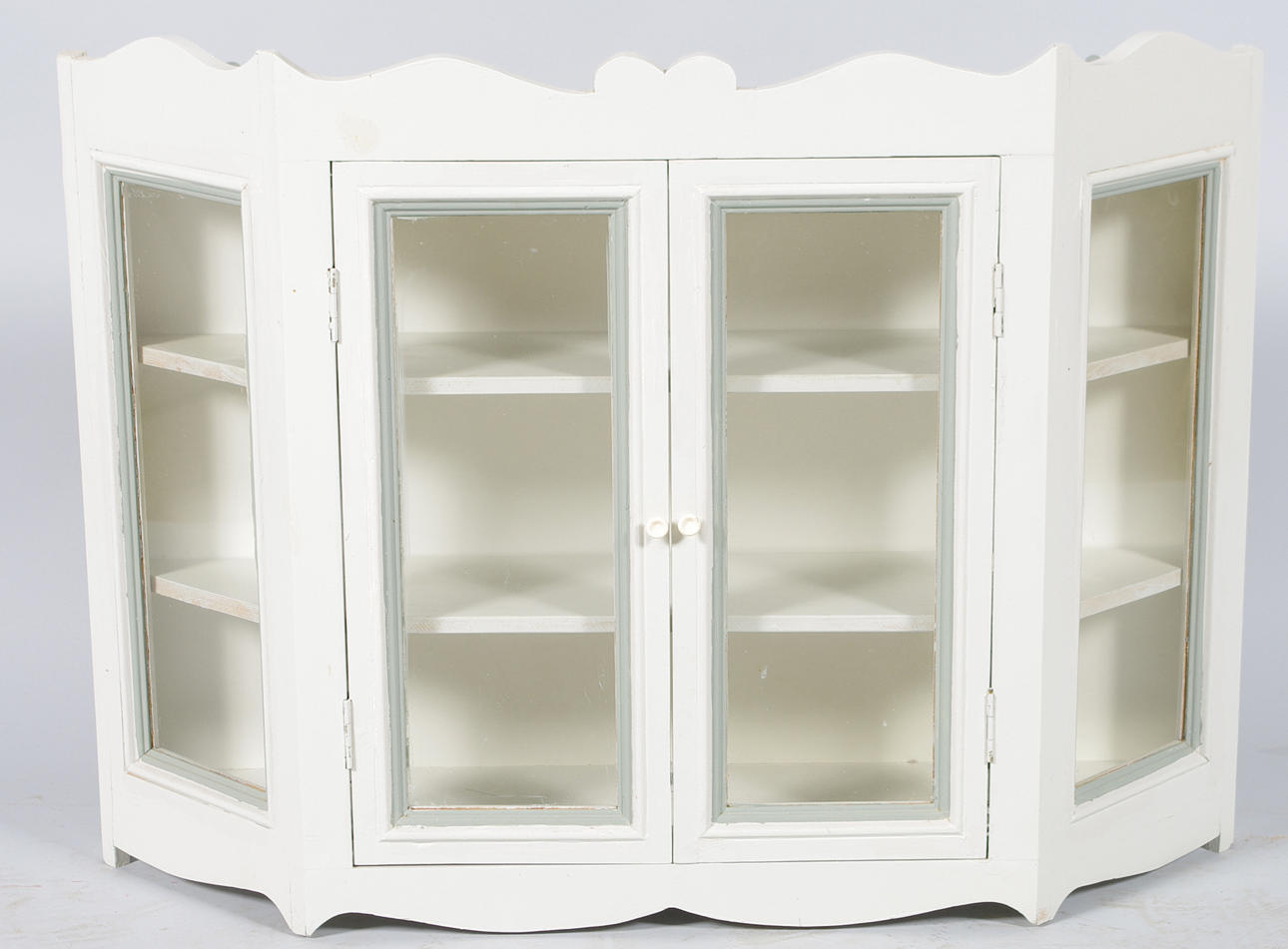 VÄGGVITRINSKÅP, gråmålat.